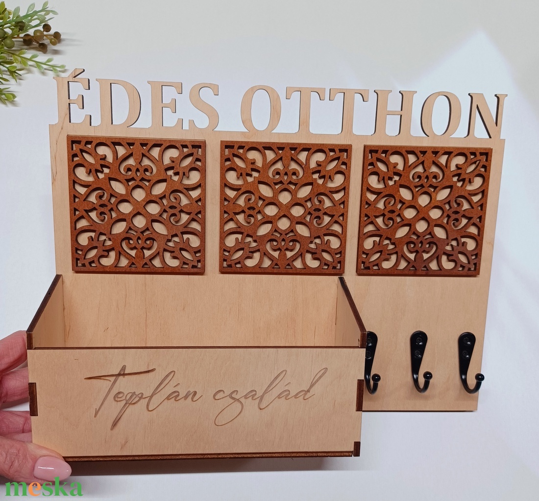 Családi névre szóló fali kulcs- és levéltartó - otthon & életmód - dekoráció - fali és függő dekoráció - fali kulcstartó - Meska.hu