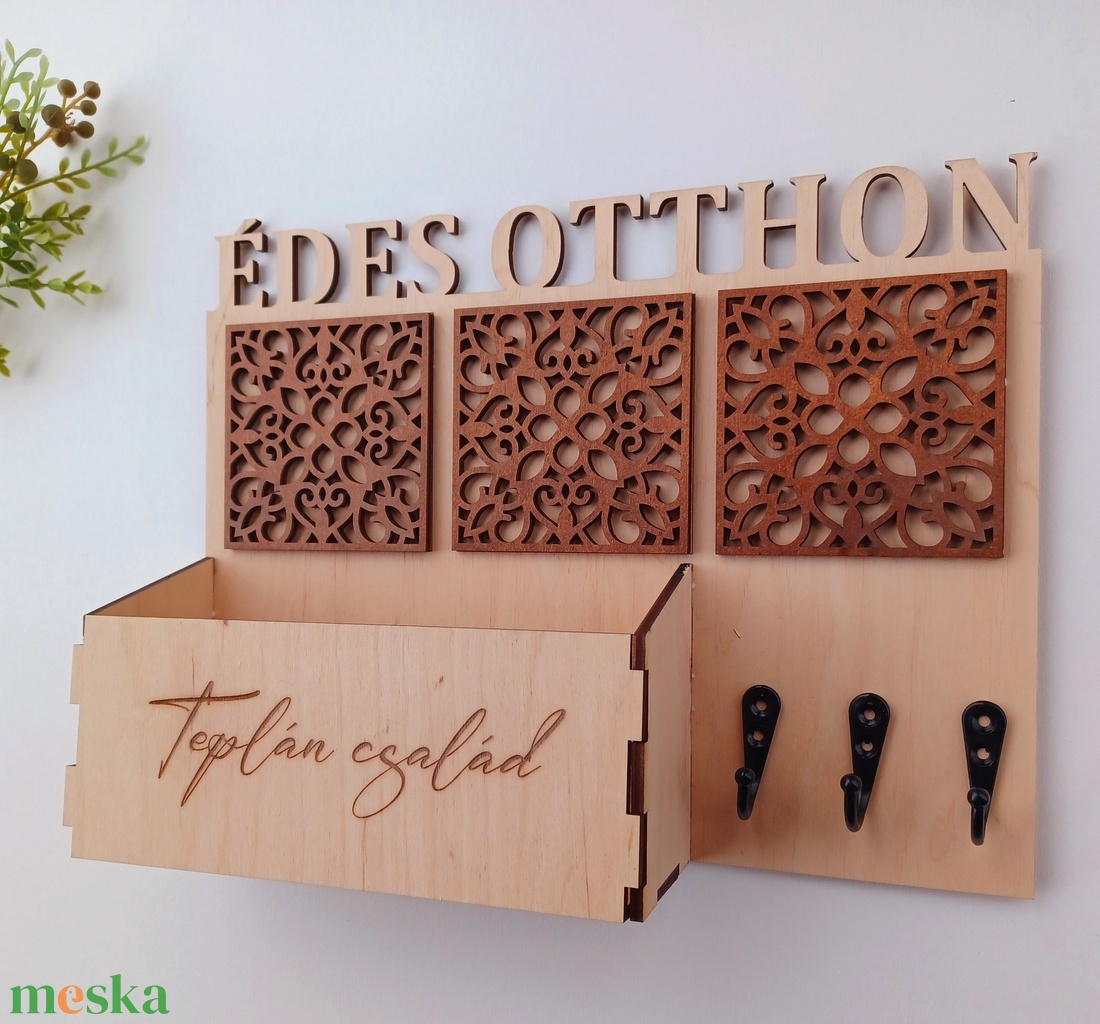 Családi névre szóló fali kulcs- és levéltartó - otthon & életmód - dekoráció - fali és függő dekoráció - fali kulcstartó - Meska.hu
