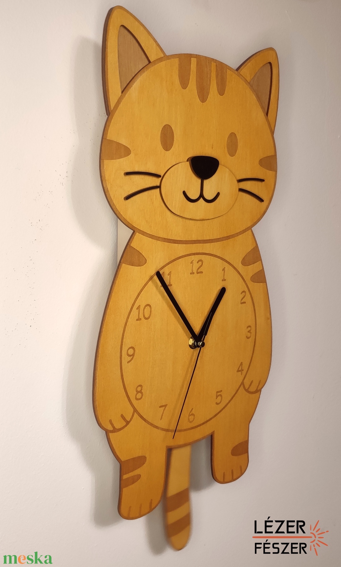 Cicás ingás falióra � mozgó farokkal, névre szóló gravírozással - otthon & életmód - dekoráció - fali és függő dekoráció - falióra & óra - Meska.hu