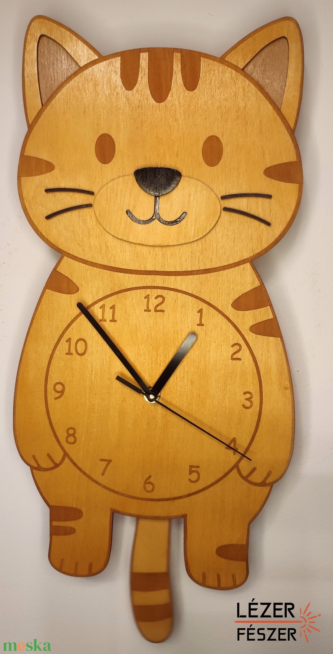 Cicás ingás falióra � mozgó farokkal, névre szóló gravírozással - otthon & életmód - dekoráció - fali és függő dekoráció - falióra & óra - Meska.hu
