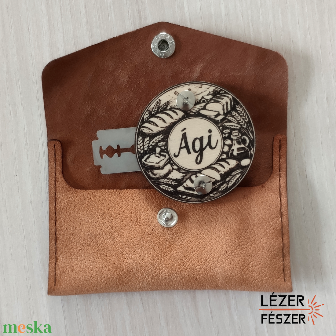 Kenyérbemetsző, kenyérmintázó, irdaló, dekoráló, cserélhető pengével! - otthon & életmód - konyhafelszerelés, tálalás - sütés, főzés - kés & késtartó - Meska.hu