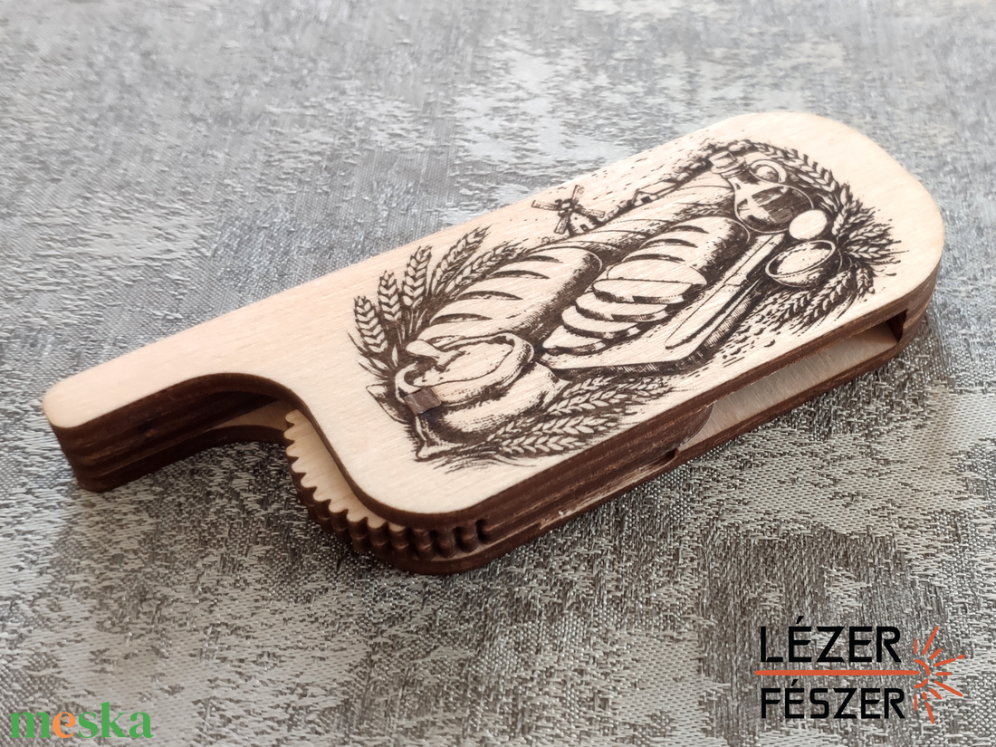Gravírozott, behajtható kenyérirdaló �  cserélhető pengével - otthon & életmód - konyhafelszerelés, tálalás - sütés, főzés - kés & késtartó - Meska.hu