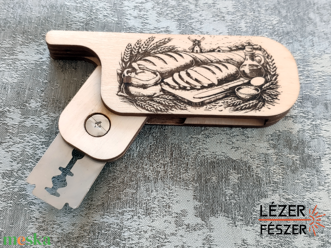 Gravírozott, behajtható kenyérirdaló �  cserélhető pengével - otthon & életmód - konyhafelszerelés, tálalás - sütés, főzés - kés & késtartó - Meska.hu