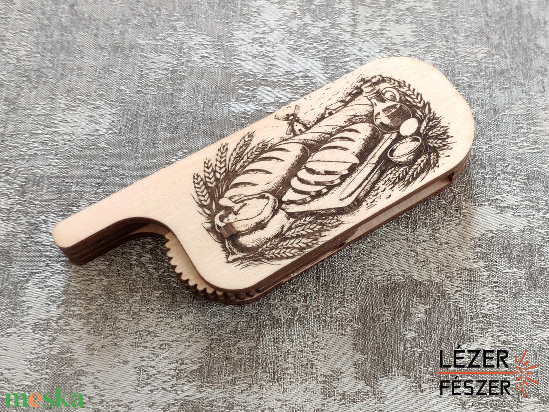 Gravírozott, behajtható kenyérirdaló �  cserélhető pengével - otthon & életmód - konyhafelszerelés, tálalás - sütés, főzés - kés & késtartó - Meska.hu