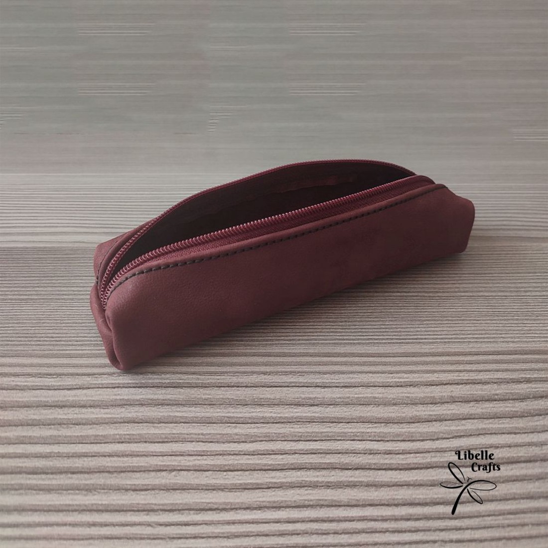 Bordó bőrből készült tolltartó - otthon & életmód - papír, írószer - tolltartó & ceruzatekercs - Meska.hu
