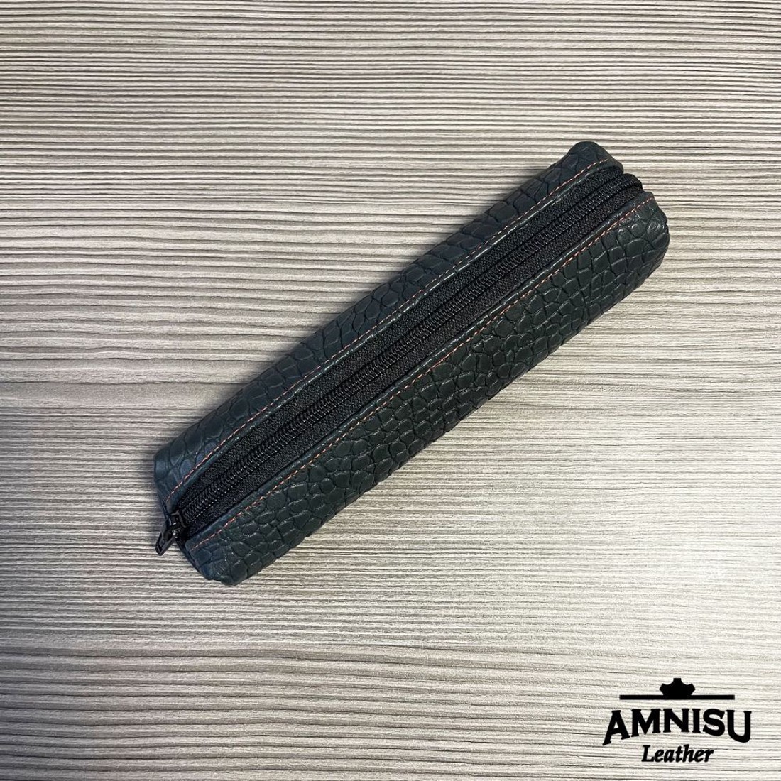 Sötétzöld krokodil mintázatú bőrből készült tolltartó - otthon & életmód - papír, írószer - tolltartó & ceruzatekercs - Meska.hu