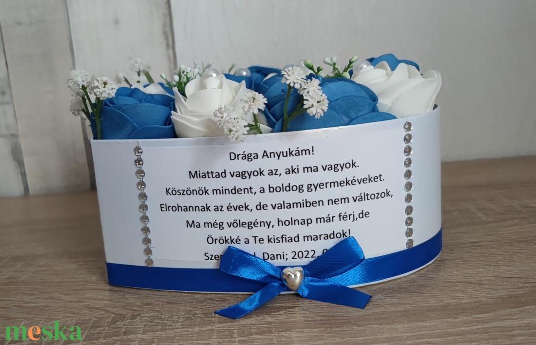 Szülőköszöntő szív alakú virágbox nagyméretű 22 cm egyedi felirattal kék-fehér habrózsákkal - esküvő - emlék & ajándék - szülőköszöntő ajándék - Meska.hu