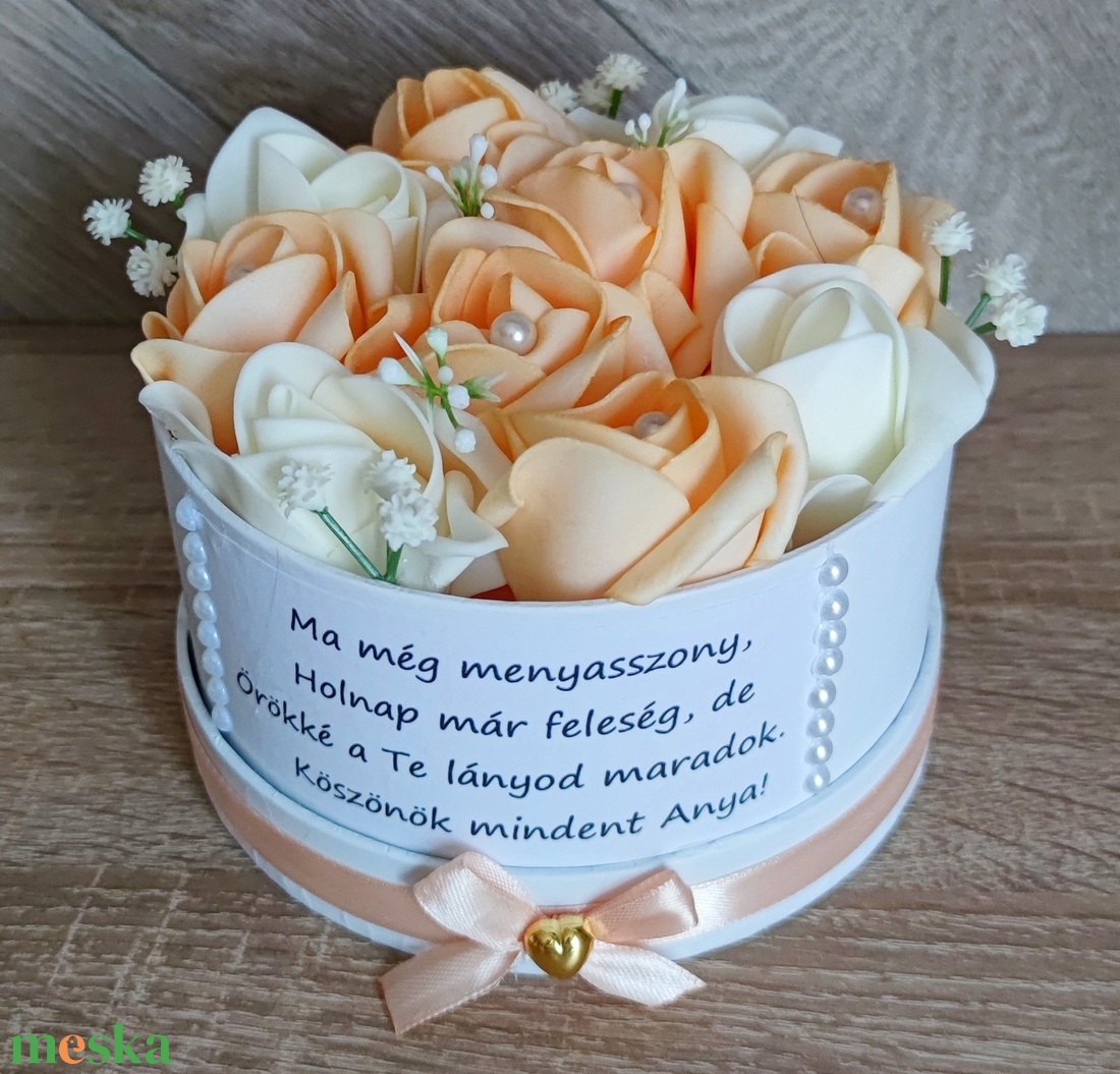 szülőköszöntő virágbox barack-fehér - esküvő - emlék & ajándék - szülőköszöntő ajándék - Meska.hu