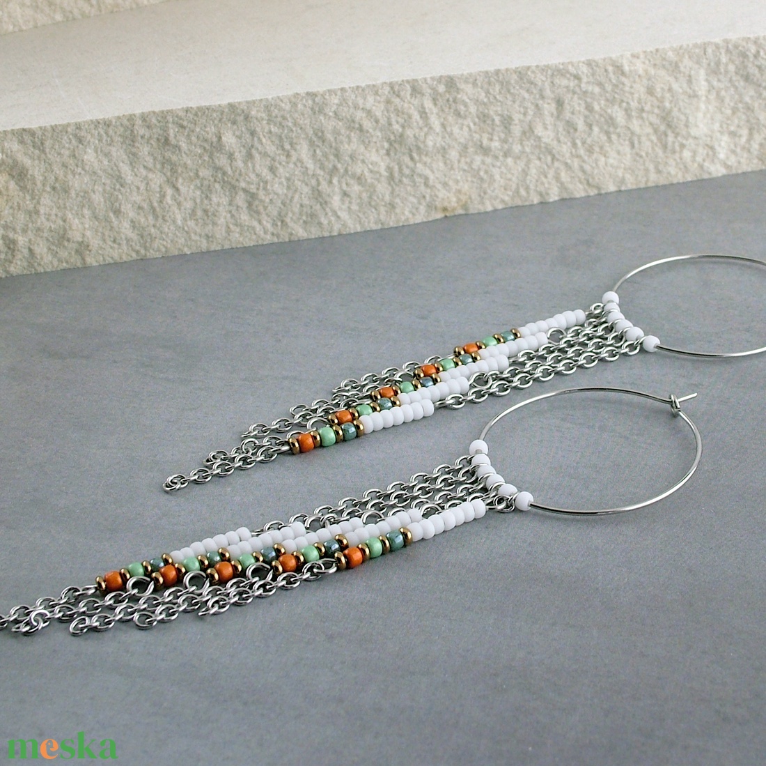 Hosszú, rojtos fülbevaló, Fehér gyöngyös karika fülbevaló láncrojttal, Nemesacél fülbevaló, Bohém női ékszer - ékszer - fülbevaló - lógó fülbevaló - Meska.hu