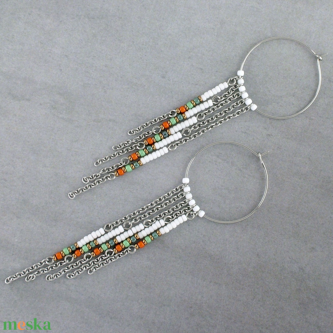 Hosszú, rojtos fülbevaló, Fehér gyöngyös karika fülbevaló láncrojttal, Nemesacél fülbevaló, Bohém női ékszer - ékszer - fülbevaló - lógó fülbevaló - Meska.hu