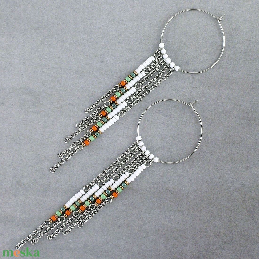 Hosszú, rojtos fülbevaló, Fehér gyöngyös karika fülbevaló láncrojttal, Nemesacél fülbevaló, Bohém női ékszer - ékszer - fülbevaló - lógó fülbevaló - Meska.hu