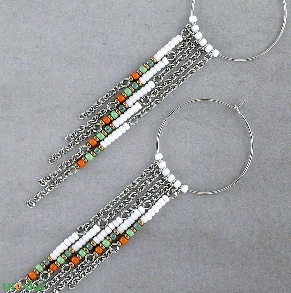 Hosszú, rojtos fülbevaló, Fehér gyöngyös karika fülbevaló láncrojttal, Nemesacél fülbevaló, Bohém női ékszer - ékszer - fülbevaló - lógó fülbevaló - Meska.hu