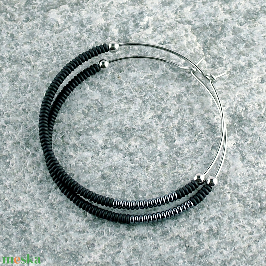 Minimalista karika fülbevaló / Fekete gyöngyös fülbevaló / Minimal design női ékszer, gyöngyékszer / Ajándék nőknek - ékszer - fülbevaló - karika fülbevaló - Meska.hu Minimalista karika fülbevaló / Fekete gyöngyös fülbevaló / Minimal design női ékszer, gyöngyékszer / Ajándék nőknek - ékszer - fülbevaló - karika fülbevaló - Meska.hu