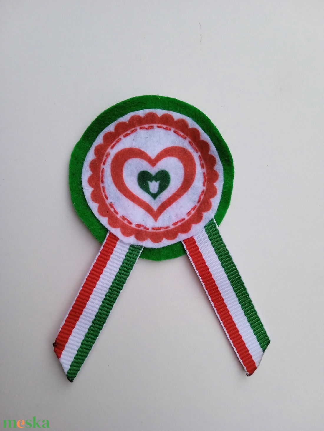 Kézzel varrott kokárda nemzeti színű szalaggal - szivecskés - ékszer - kitűző és bross - kitűző - Meska.hu Kézzel varrott kokárda nemzeti színű szalaggal - szivecskés - ékszer - kitűző és bross - kitűző - Meska.hu
