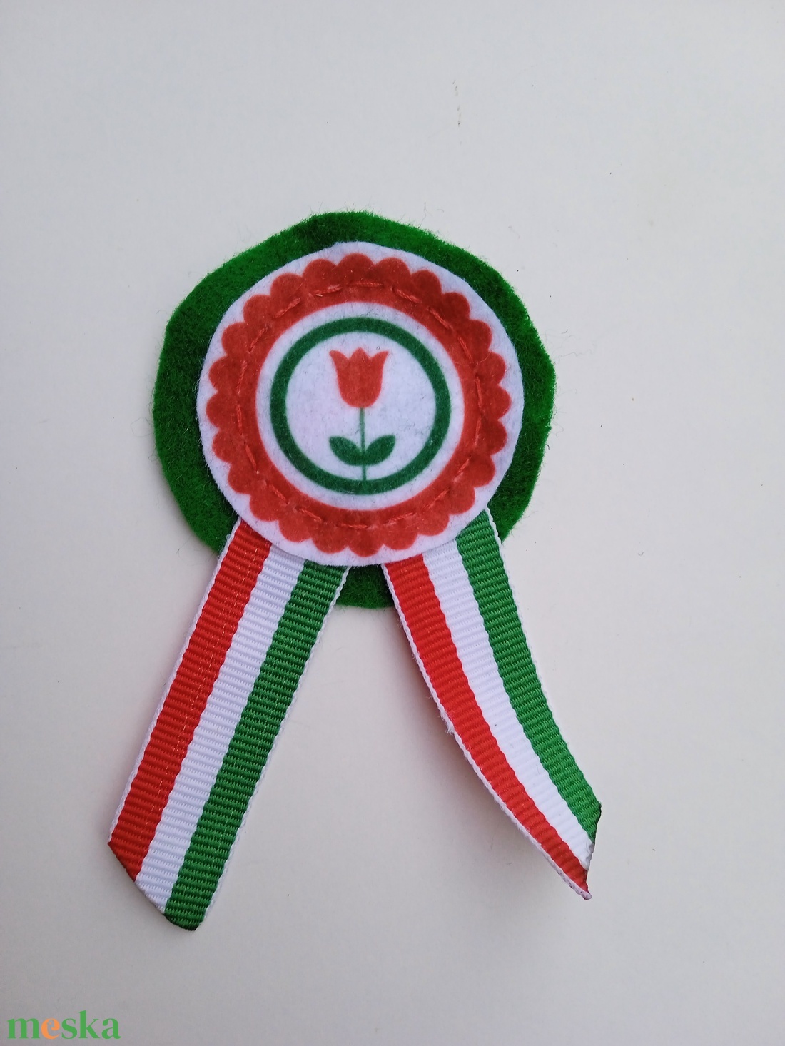 Kézzel varrott kokárda nemzeti színű szalaggal - tulipán - ékszer - kitűző és bross - kitűző - Meska.hu Kézzel varrott kokárda nemzeti színű szalaggal - tulipán - ékszer - kitűző és bross - kitűző - Meska.hu