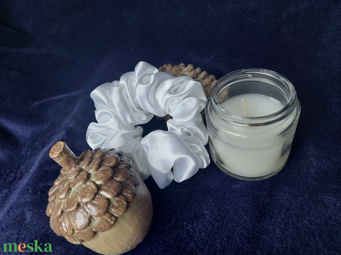 Krisztina - Hófehér scrunchie hajgumi - ruha & divat - hajdísz & hajcsat - hajgumi - Meska.hu