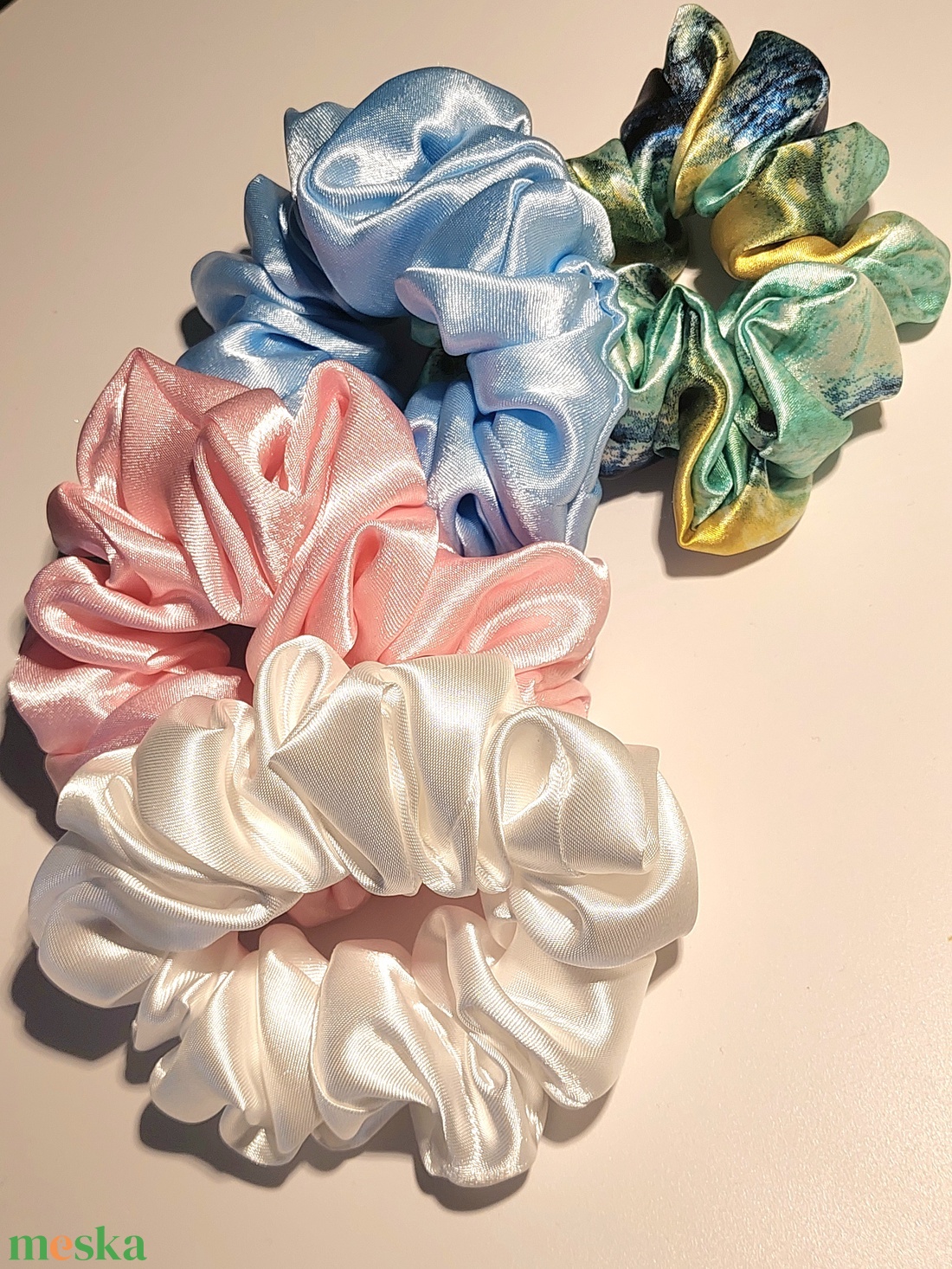  Nőnapi Ajándékcsomag: 3 db-os Egyedi Scrunchie Szett Díszdobozban (Limitált) - ruha & divat - hajdísz & hajcsat - hajgumi - Meska.hu