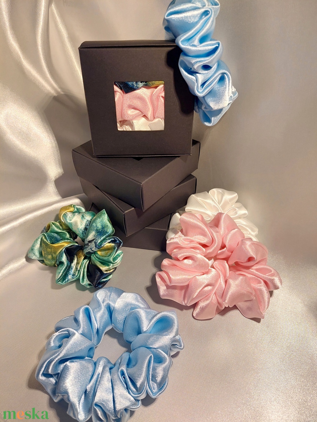  Nőnapi Ajándékcsomag: 3 db-os Egyedi Scrunchie Szett Díszdobozban (Limitált) - ruha & divat - hajdísz & hajcsat - hajgumi - Meska.hu