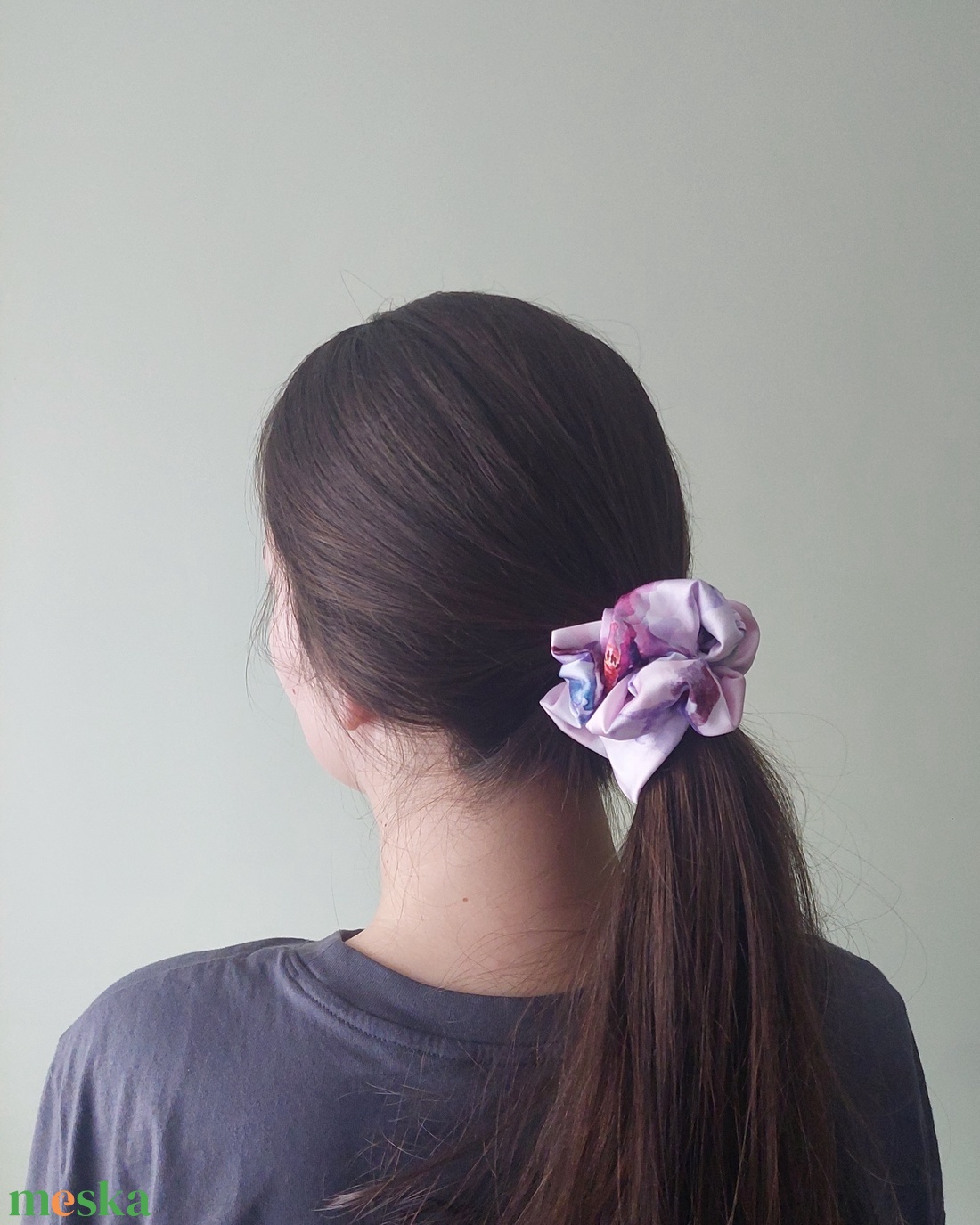  Eszter - Lila virágmintás Armani selyem hajgumi / Scrunchie - ruha & divat - hajdísz & hajcsat - hajgumi - Meska.hu