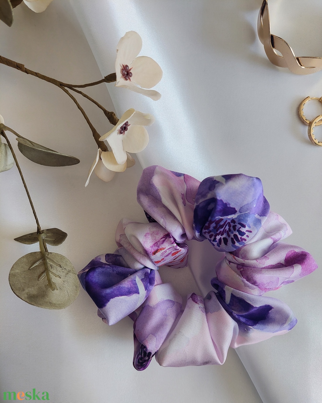  Eszter - Lila virágmintás Armani selyem hajgumi / Scrunchie - ruha & divat - hajdísz & hajcsat - hajgumi - Meska.hu