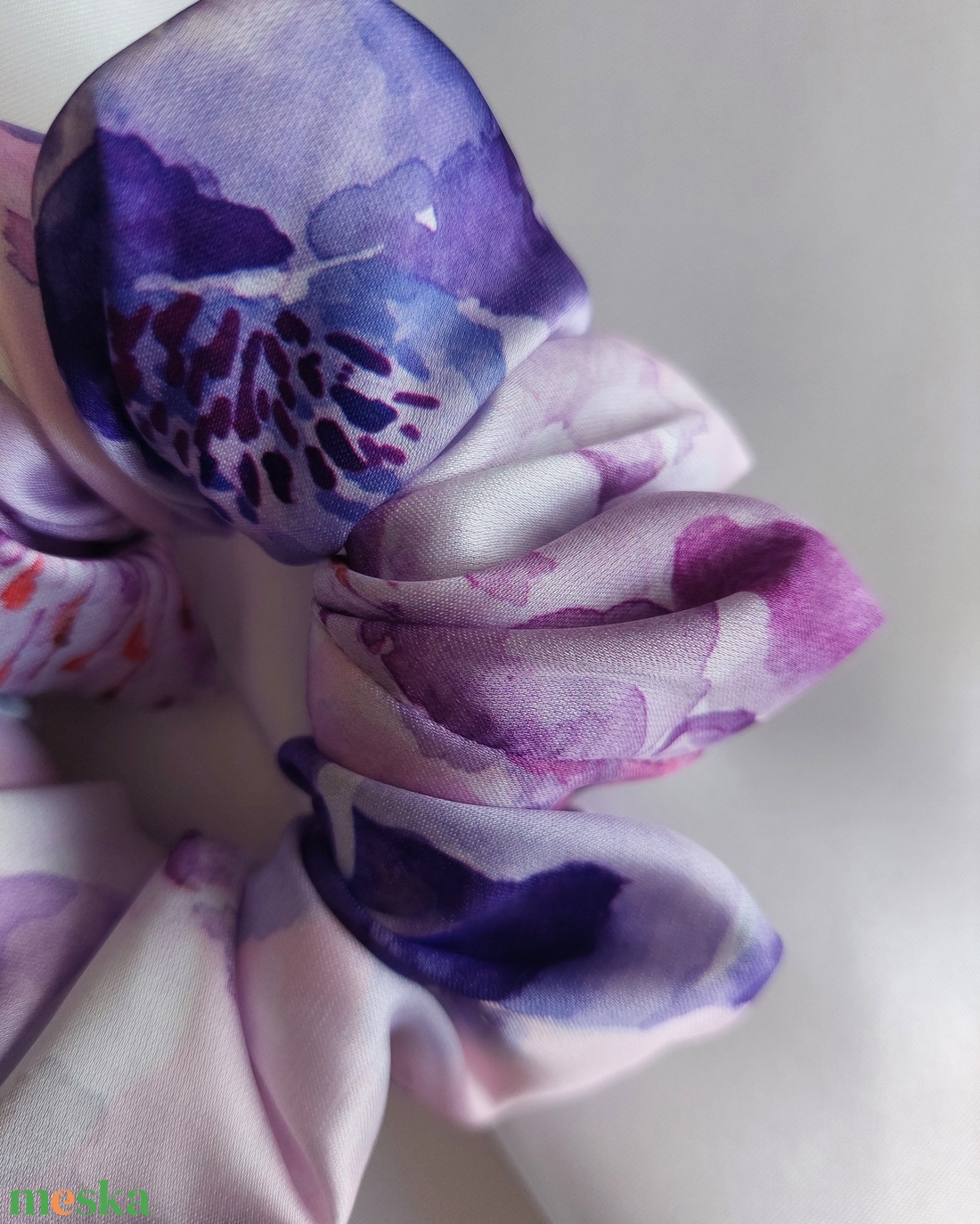  Eszter - Lila virágmintás Armani selyem hajgumi / Scrunchie - ruha & divat - hajdísz & hajcsat - hajgumi - Meska.hu