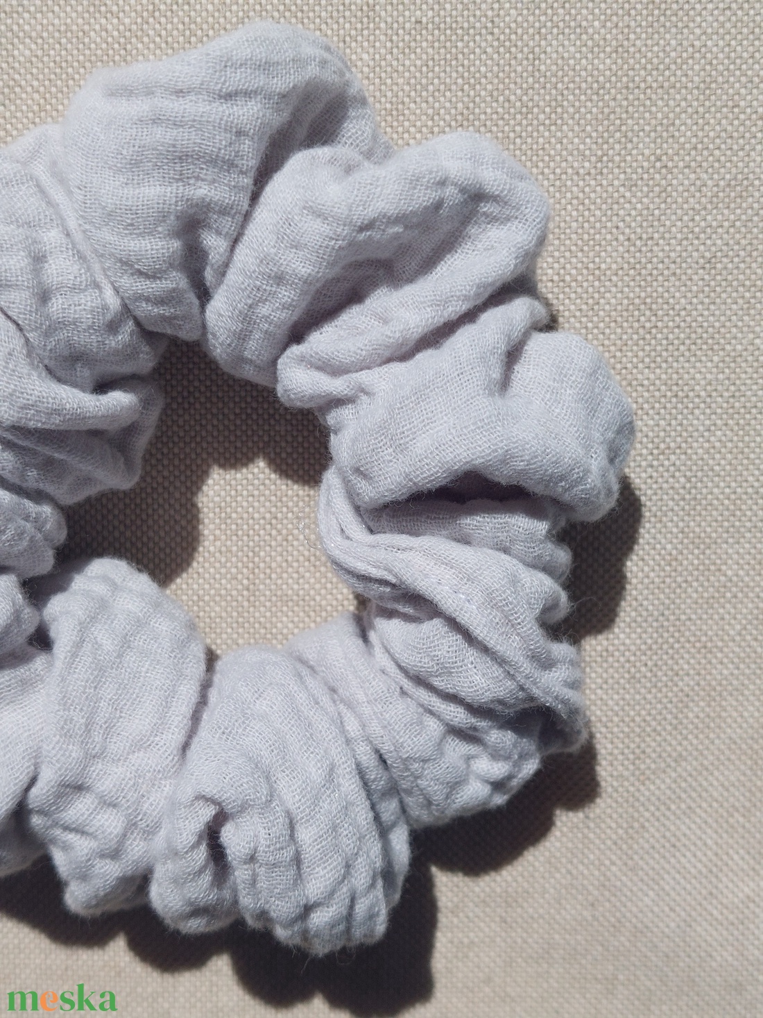 Duplagéz hajgumi (Scrunchie) � Strandbiztos és puha nyári viselet (Szürke) - ruha & divat - hajdísz & hajcsat - hajgumi - Meska.hu