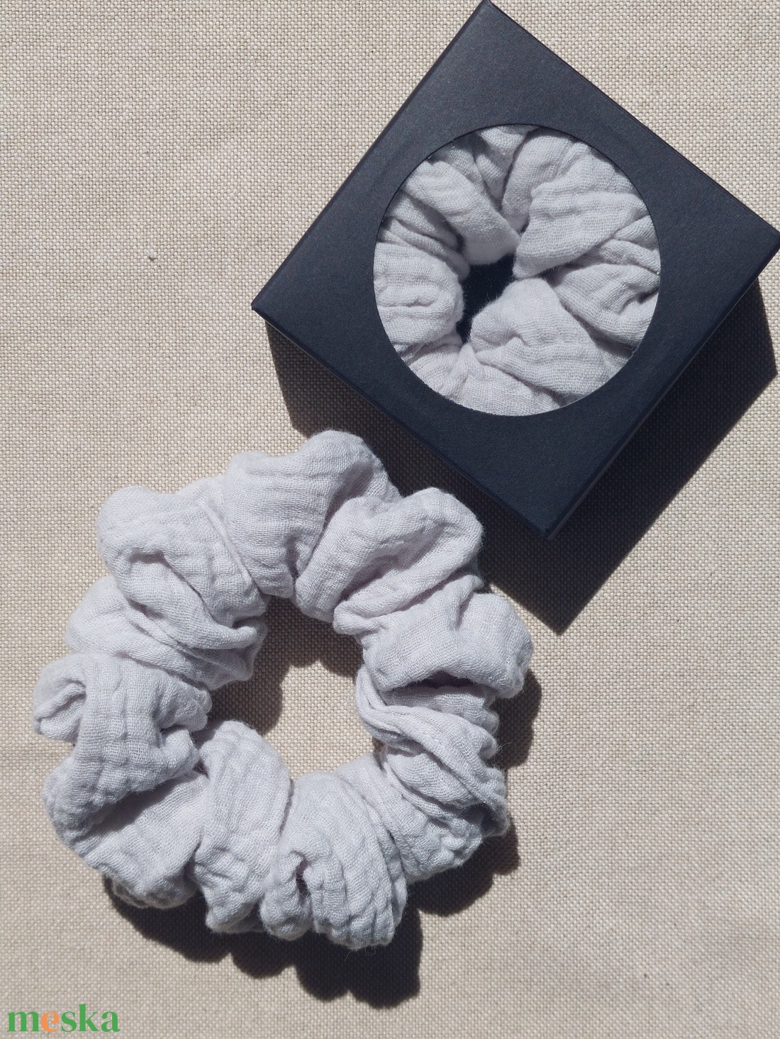 Duplagéz hajgumi (Scrunchie) � Strandbiztos és puha nyári viselet (Szürke) - ruha & divat - hajdísz & hajcsat - hajgumi - Meska.hu