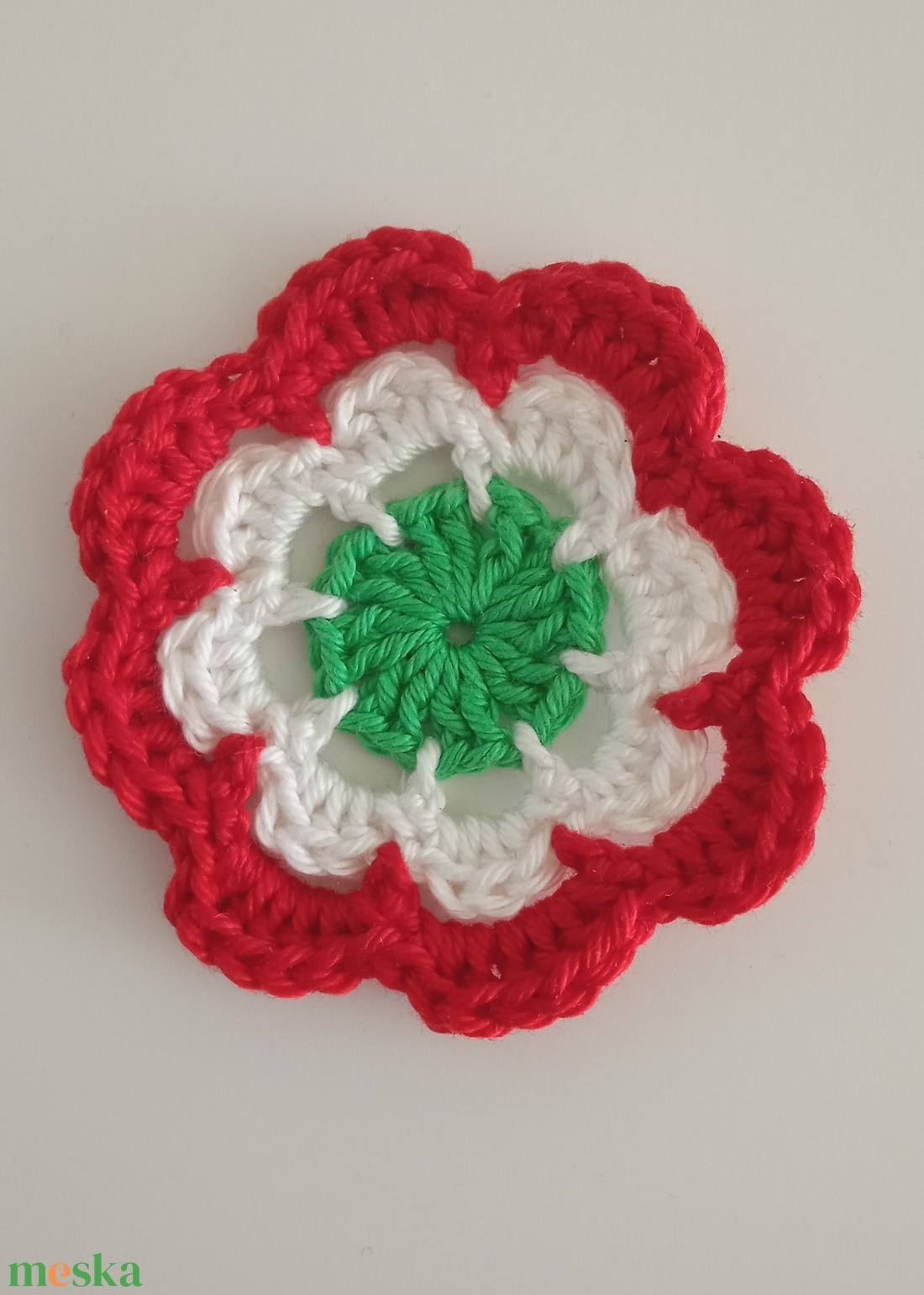 Horgolt kokárda - Lapos virág - ékszer - kitűző és bross - Meska.hu