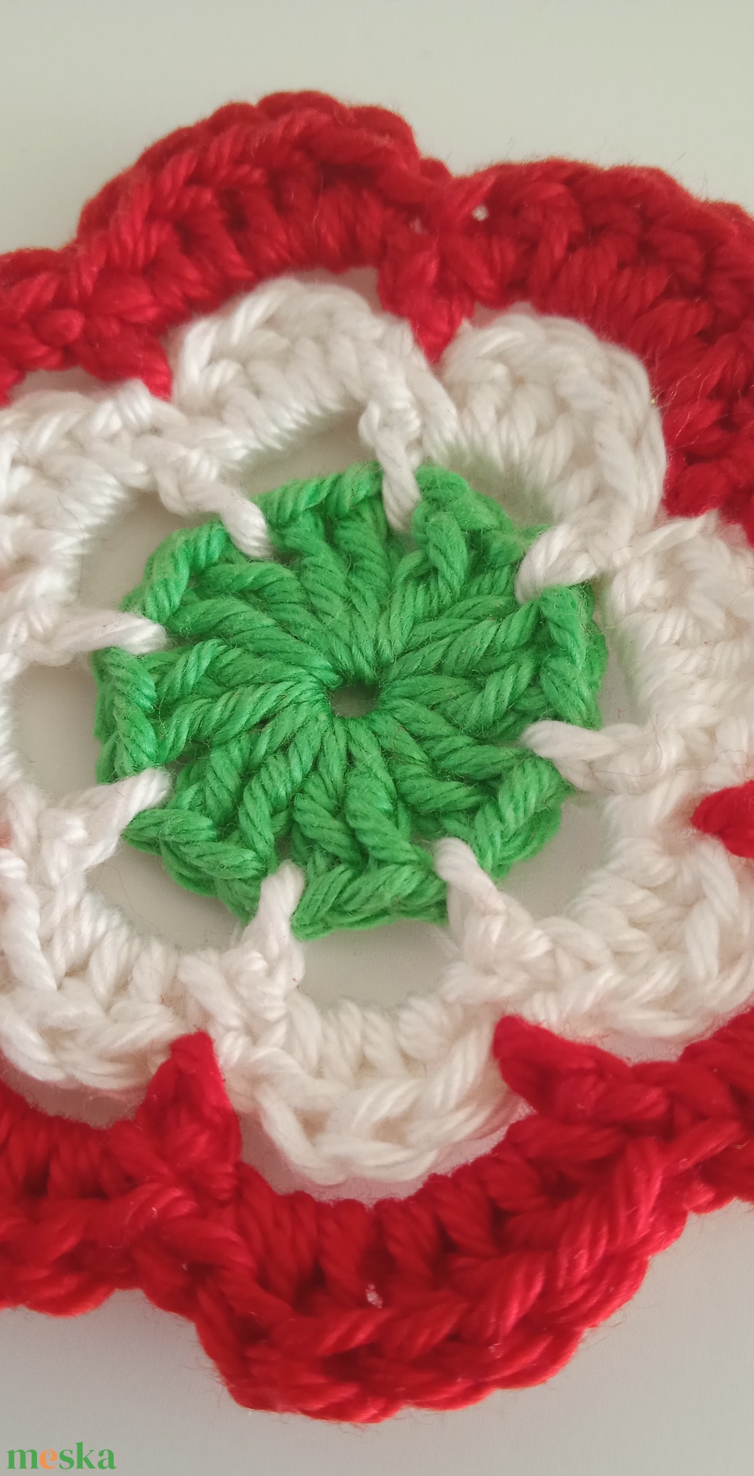 Horgolt kokárda - Lapos virág - ékszer - kitűző és bross - Meska.hu