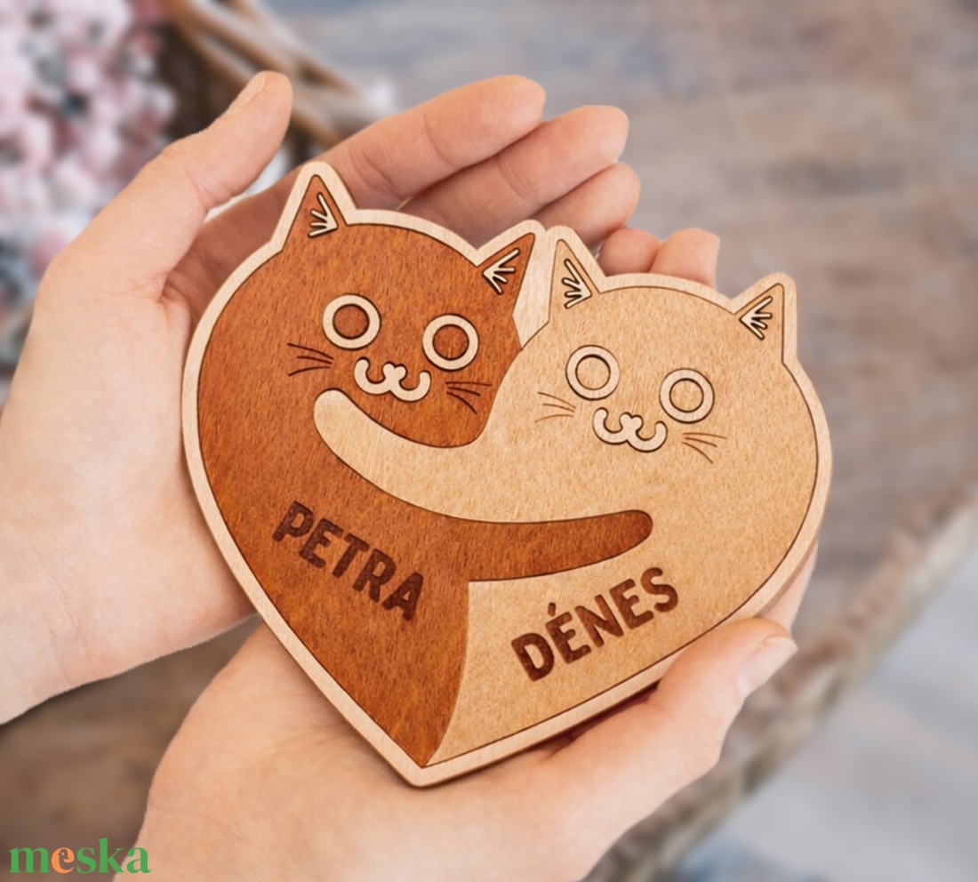 Személyreszabható fa poháralátét cicákkal - Valentin-napi ajándék pároknak - otthon & életmód - konyhafelszerelés, tálalás - tálalás - tányér- és poháralátét - Meska.hu