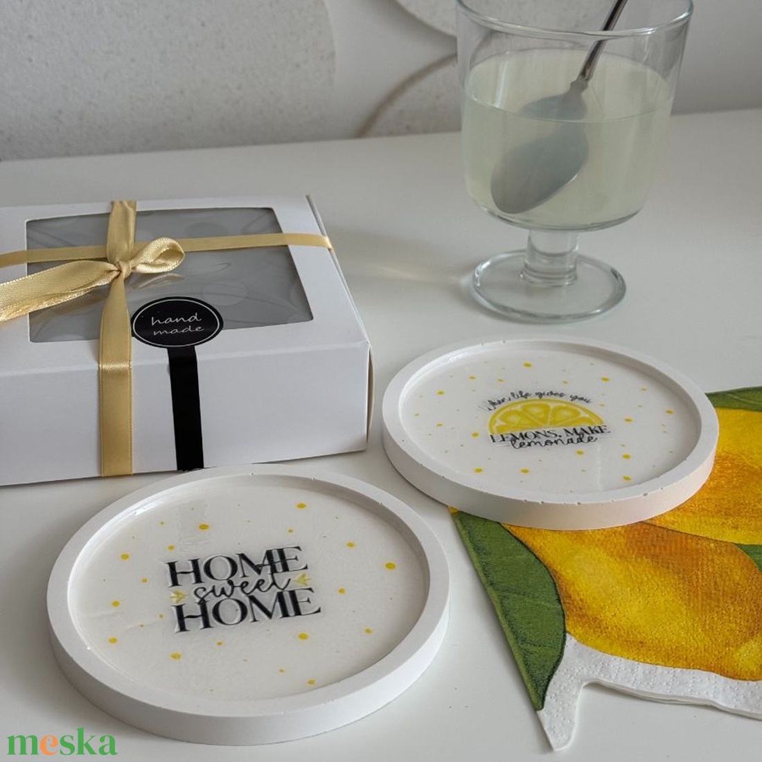 Citromos akrilgyanta alátét szett � Lemons, Make Lemonade és Home Sweet Home mintával, 2 db, ajándékdobozban - otthon & életmód - konyhafelszerelés, tálalás - tálalás - tányér- és poháralátét - Meska.hu