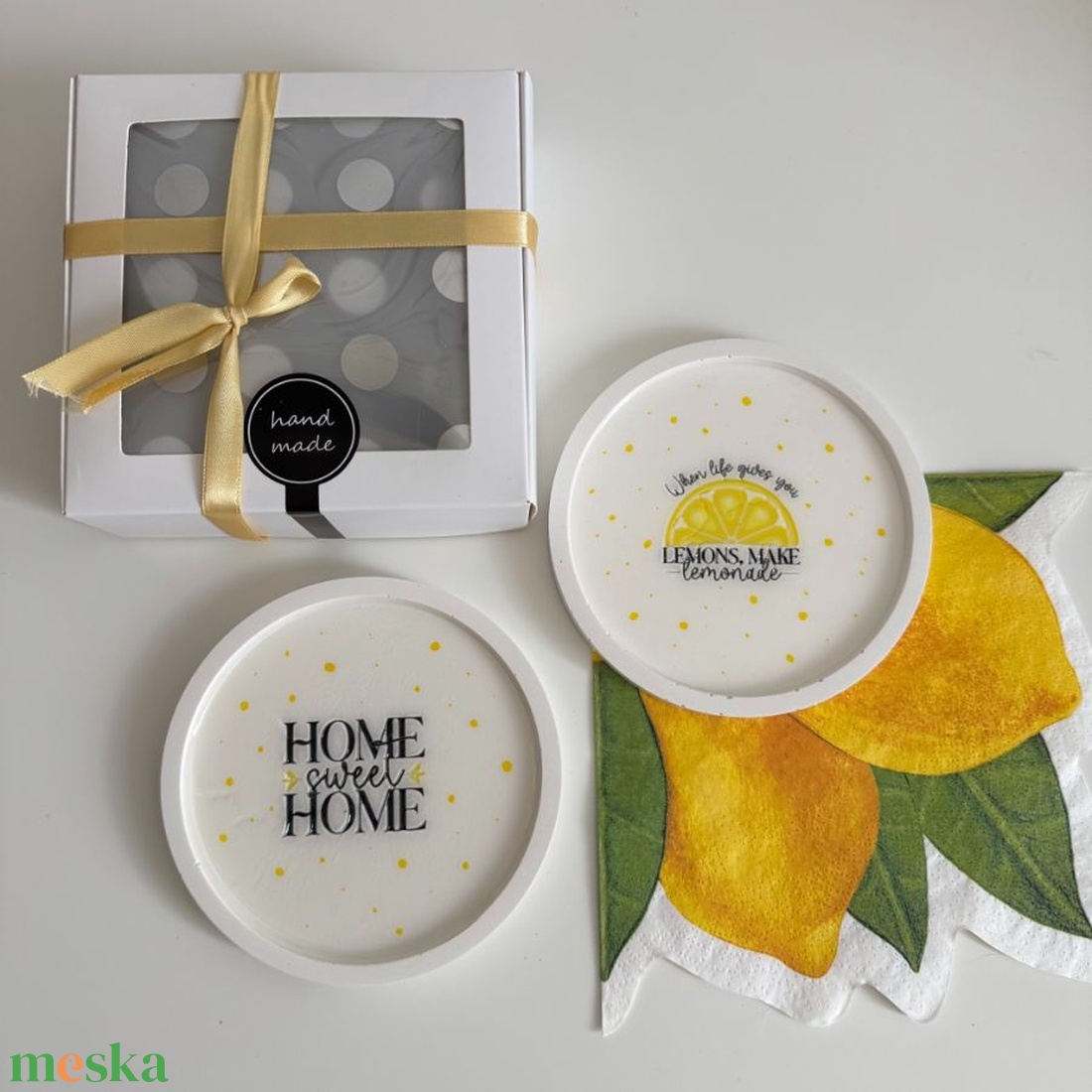 Citromos akrilgyanta alátét szett � Lemons, Make Lemonade és Home Sweet Home mintával, 2 db, ajándékdobozban - otthon & életmód - konyhafelszerelés, tálalás - tálalás - tányér- és poháralátét - Meska.hu