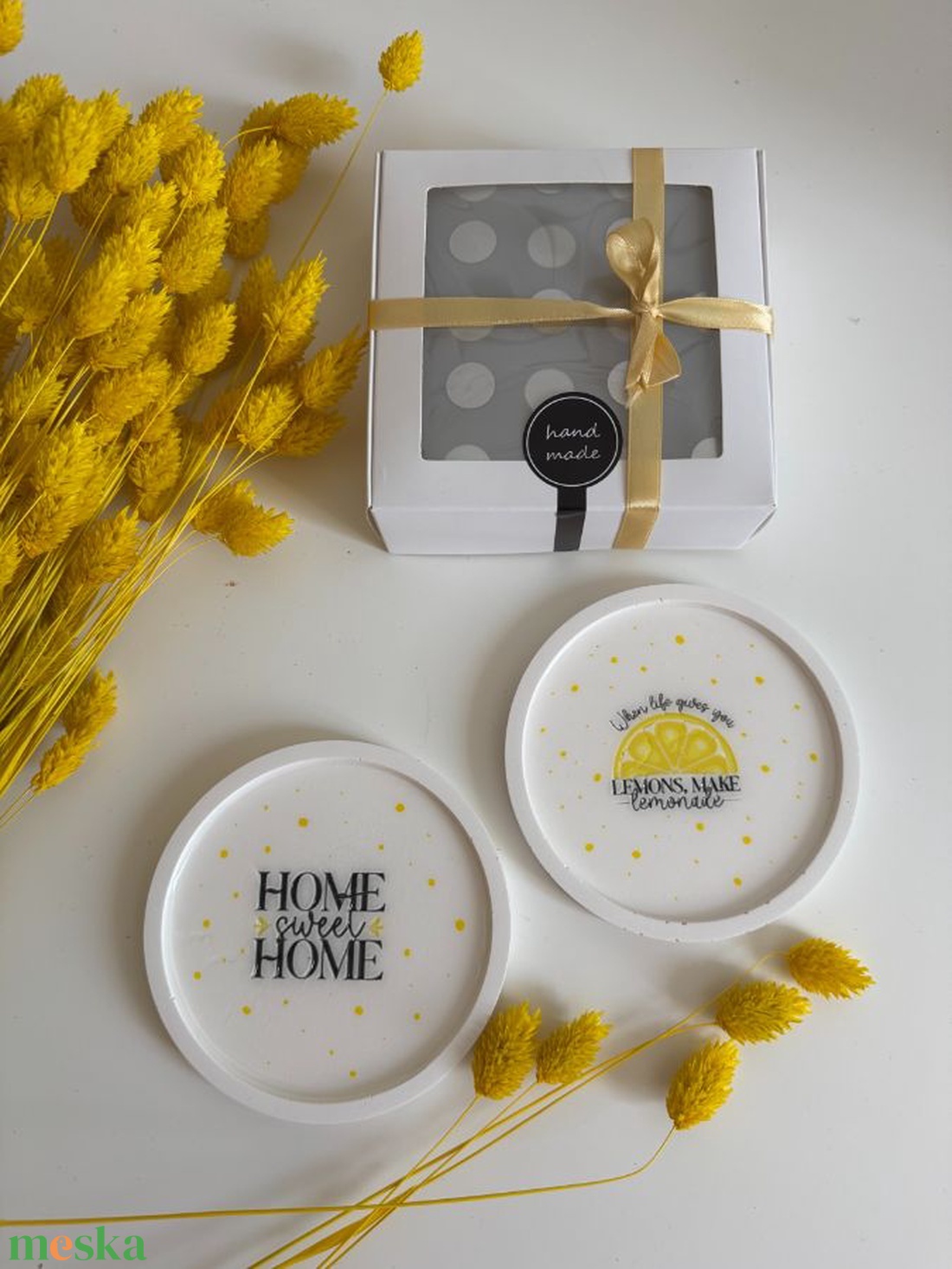 Citromos akrilgyanta alátét szett � Lemons, Make Lemonade és Home Sweet Home mintával, 2 db, ajándékdobozban - otthon & életmód - konyhafelszerelés, tálalás - tálalás - tányér- és poháralátét - Meska.hu