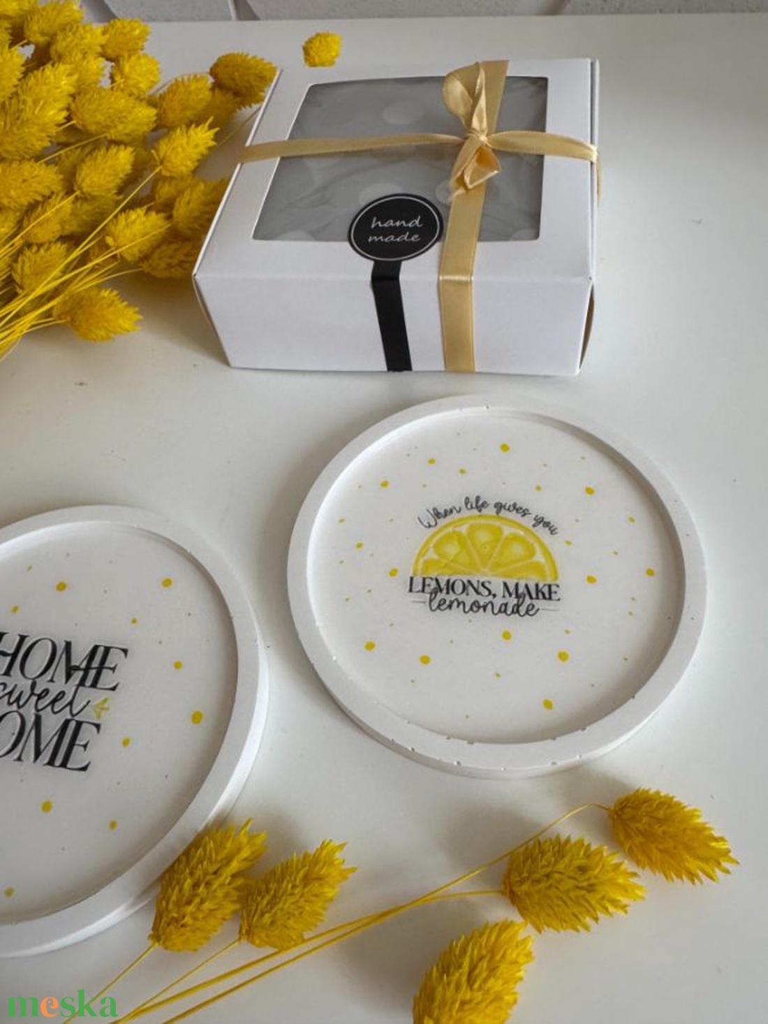 Citromos akrilgyanta alátét szett � Lemons, Make Lemonade és Home Sweet Home mintával, 2 db, ajándékdobozban - otthon & életmód - konyhafelszerelés, tálalás - tálalás - tányér- és poháralátét - Meska.hu