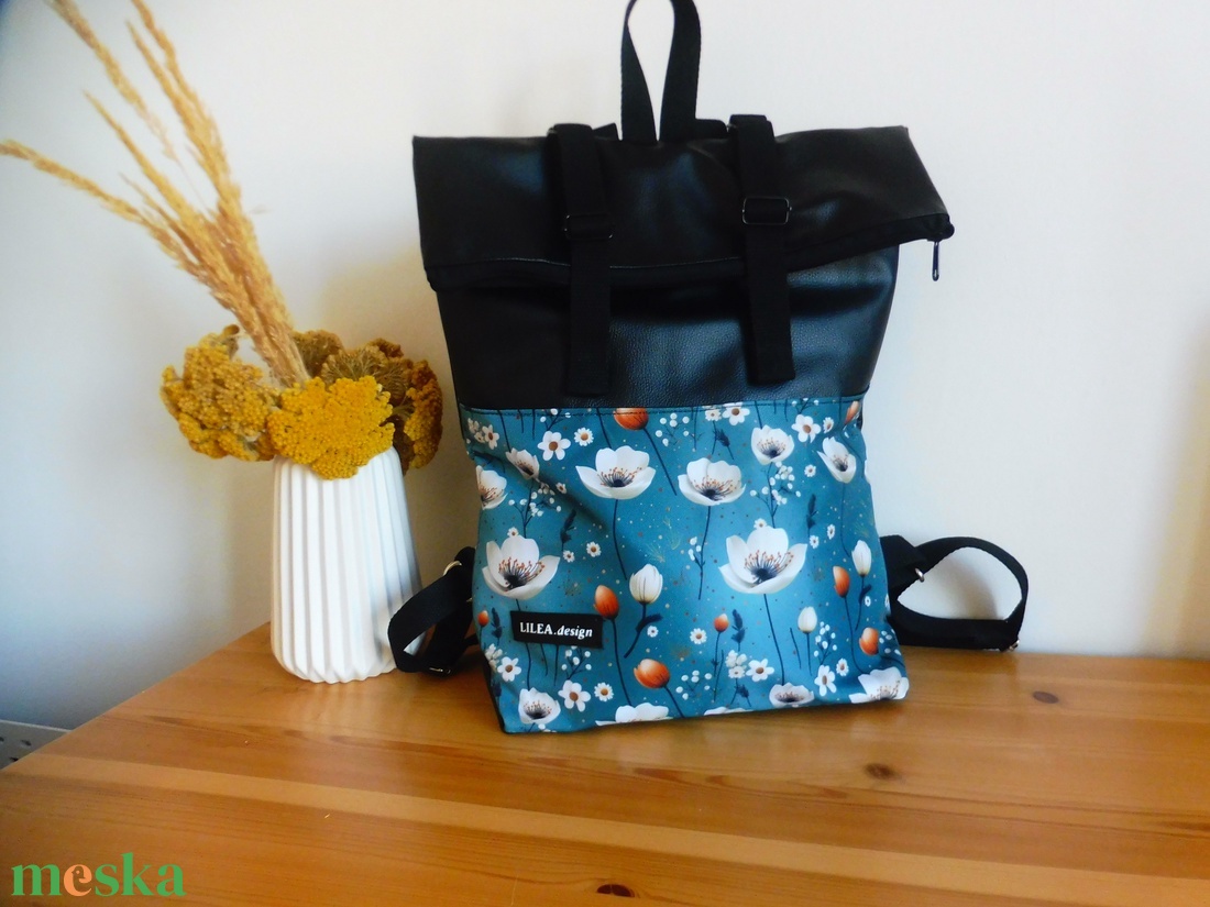 Virágos feket roll up/ roll top hátizsák - táska & tok - hátizsák - roll top hátizsák - Meska.hu