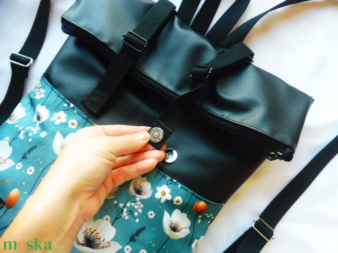 Virágos feket roll up/ roll top hátizsák - táska & tok - hátizsák - roll top hátizsák - Meska.hu