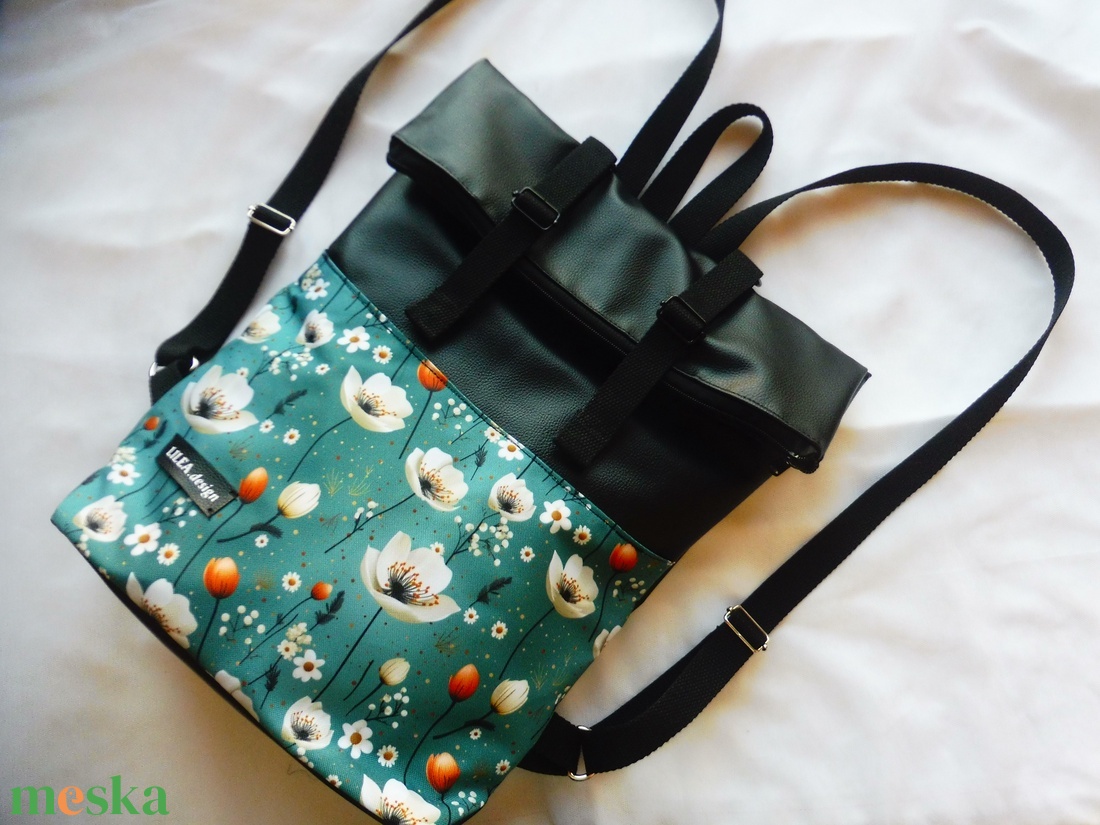 Virágos feket roll up/ roll top hátizsák - táska & tok - hátizsák - roll top hátizsák - Meska.hu