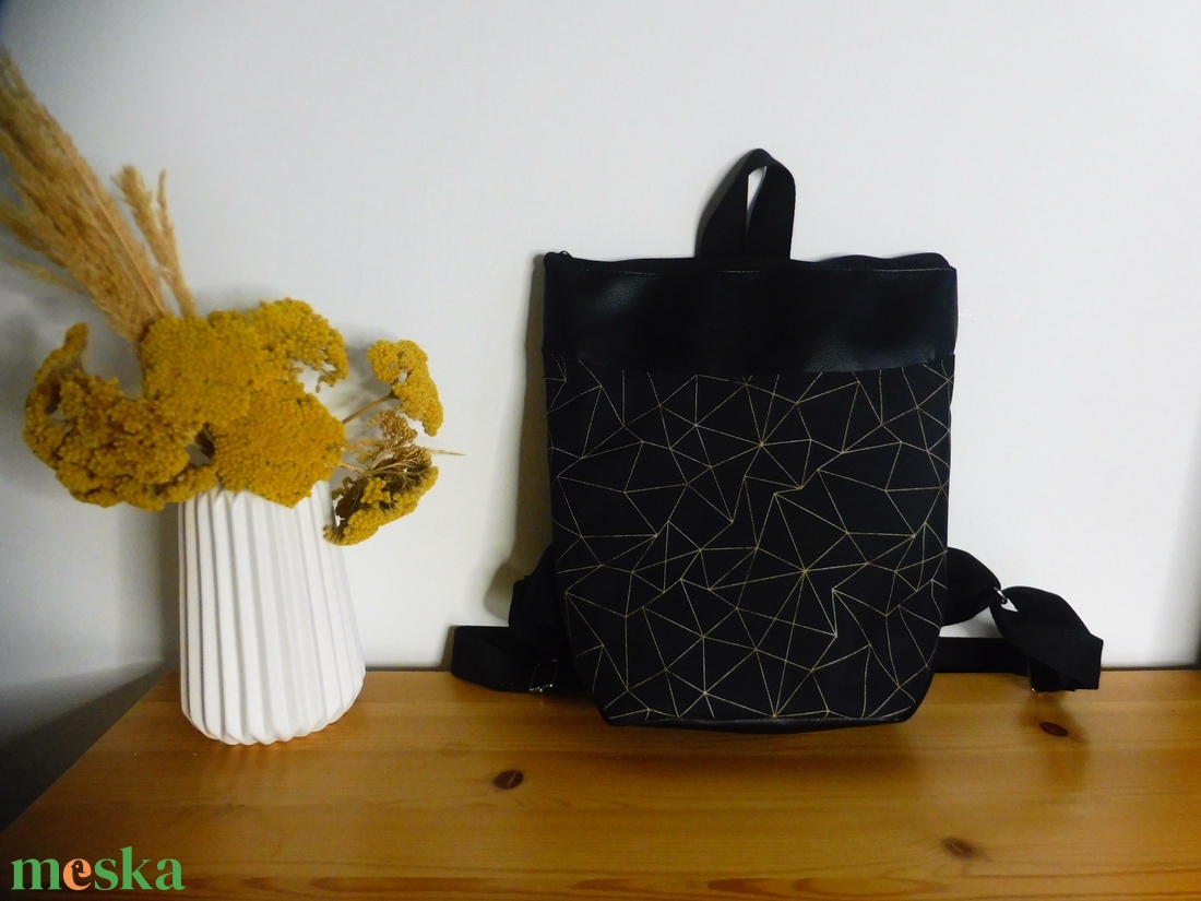 Fekete apró mintás mini hátizsák - táska & tok - hátizsák - hátizsák - Meska.hu