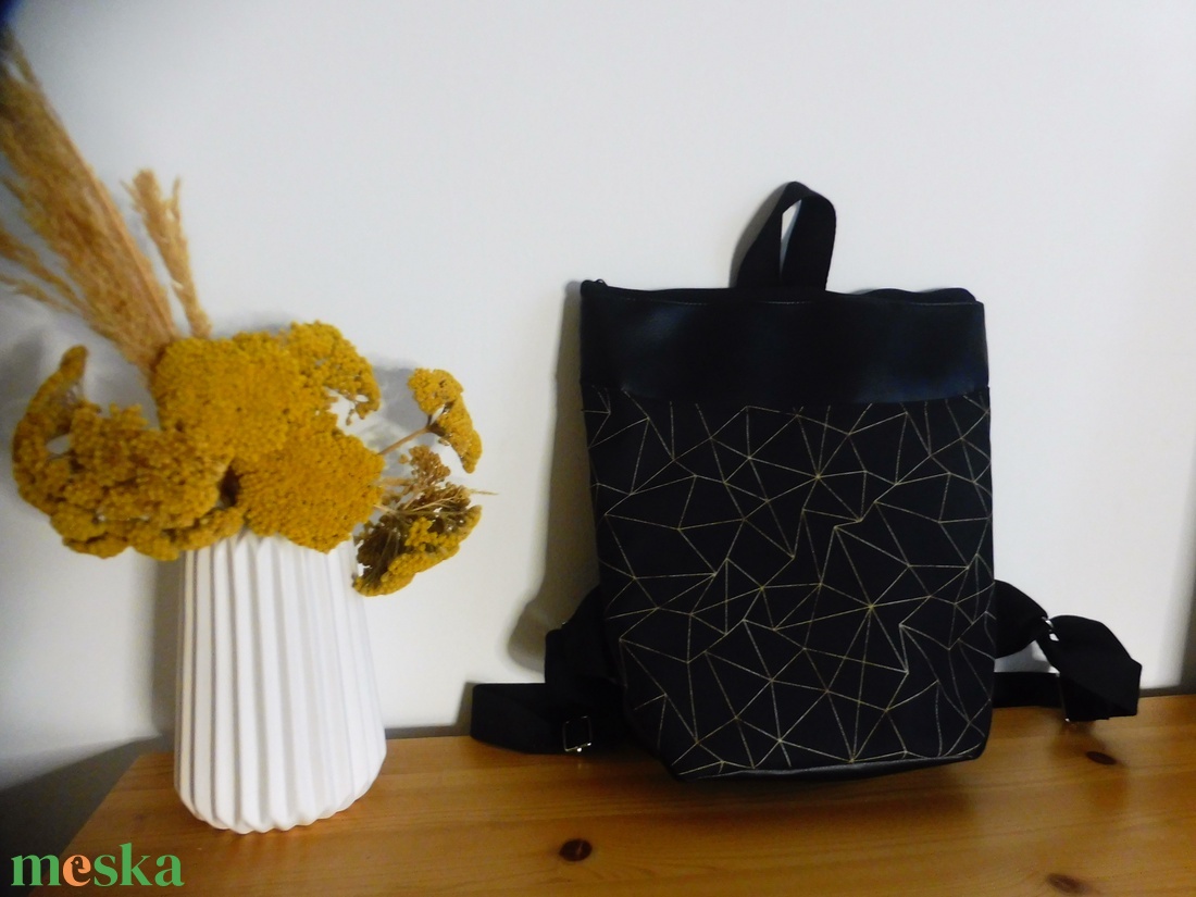 Fekete apró mintás mini hátizsák - táska & tok - hátizsák - hátizsák - Meska.hu