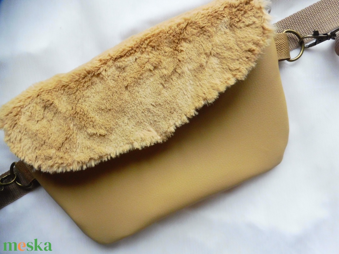 Bézs szőrmés övtáska - táska & tok - övtáska - Meska.hu