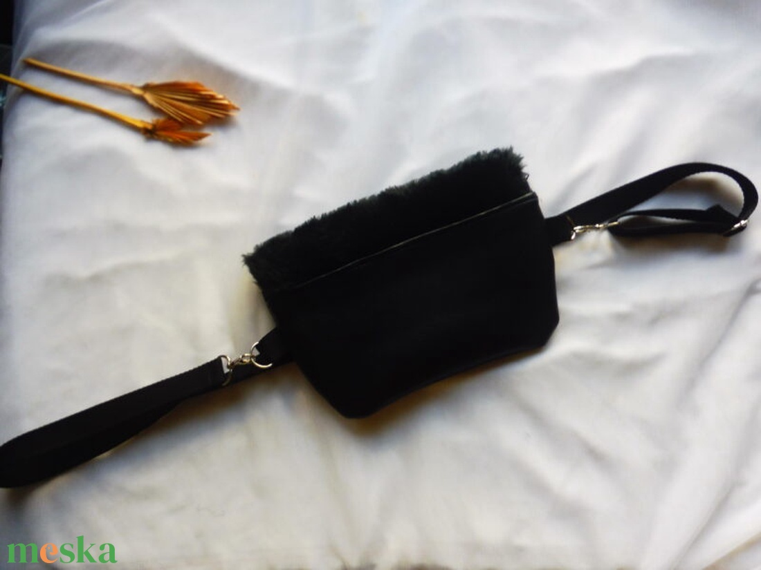 Fekete szőrmés övtáska - táska & tok - övtáska - Meska.hu