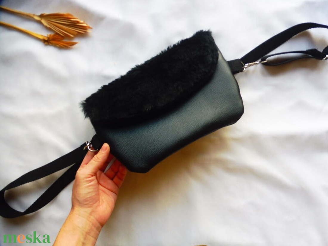 Fekete szőrmés övtáska - táska & tok - övtáska - Meska.hu
