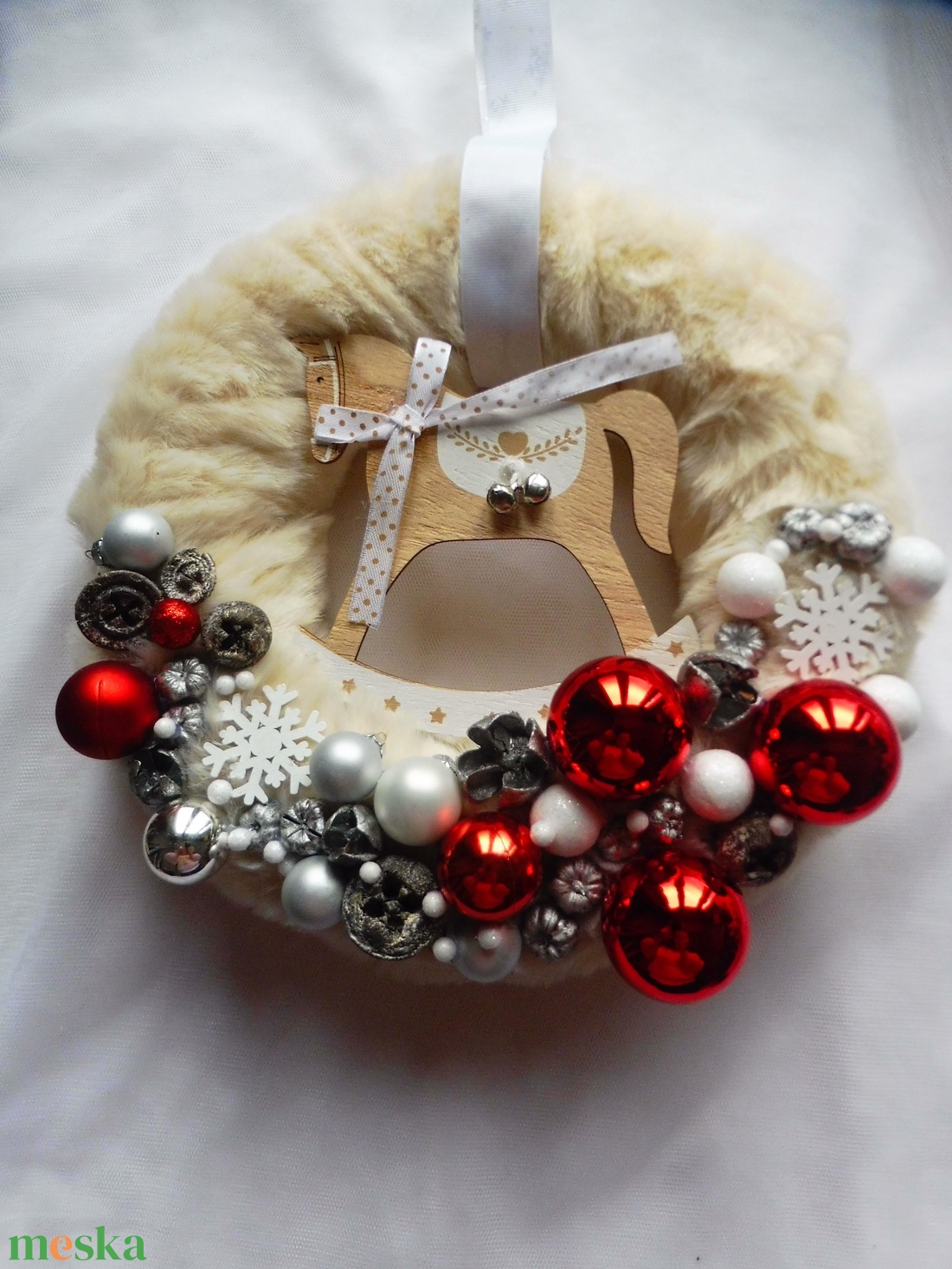 Hintalovas adventi koszorú piros és fehér színben - karácsony - adventi díszek - adventi koszorú - Meska.hu