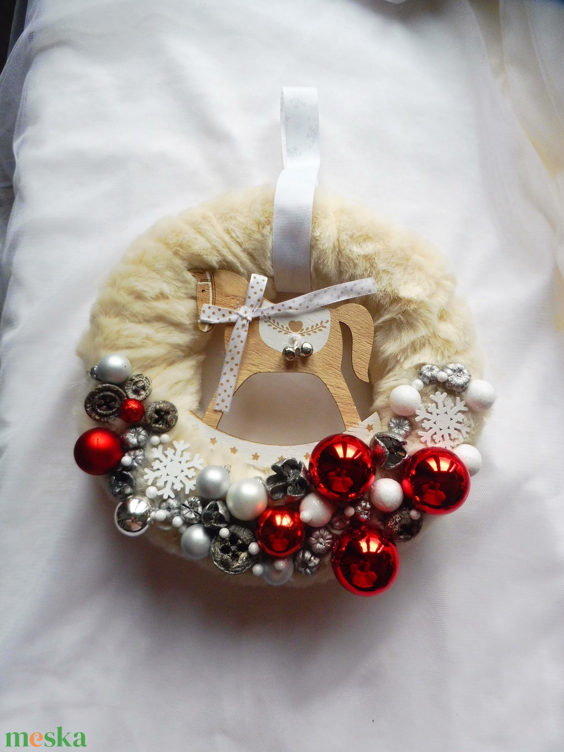 Hintalovas adventi koszorú piros és fehér színben - karácsony - adventi díszek - adventi koszorú - Meska.hu