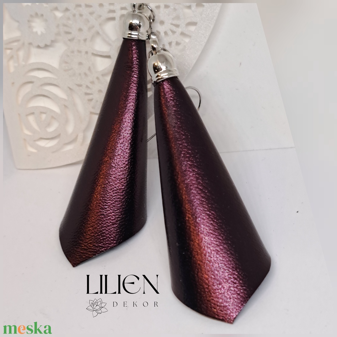 BORDÓSLILA bőr fülbevaló  - ékszer - fülbevaló - lógó fülbevaló - Meska.hu