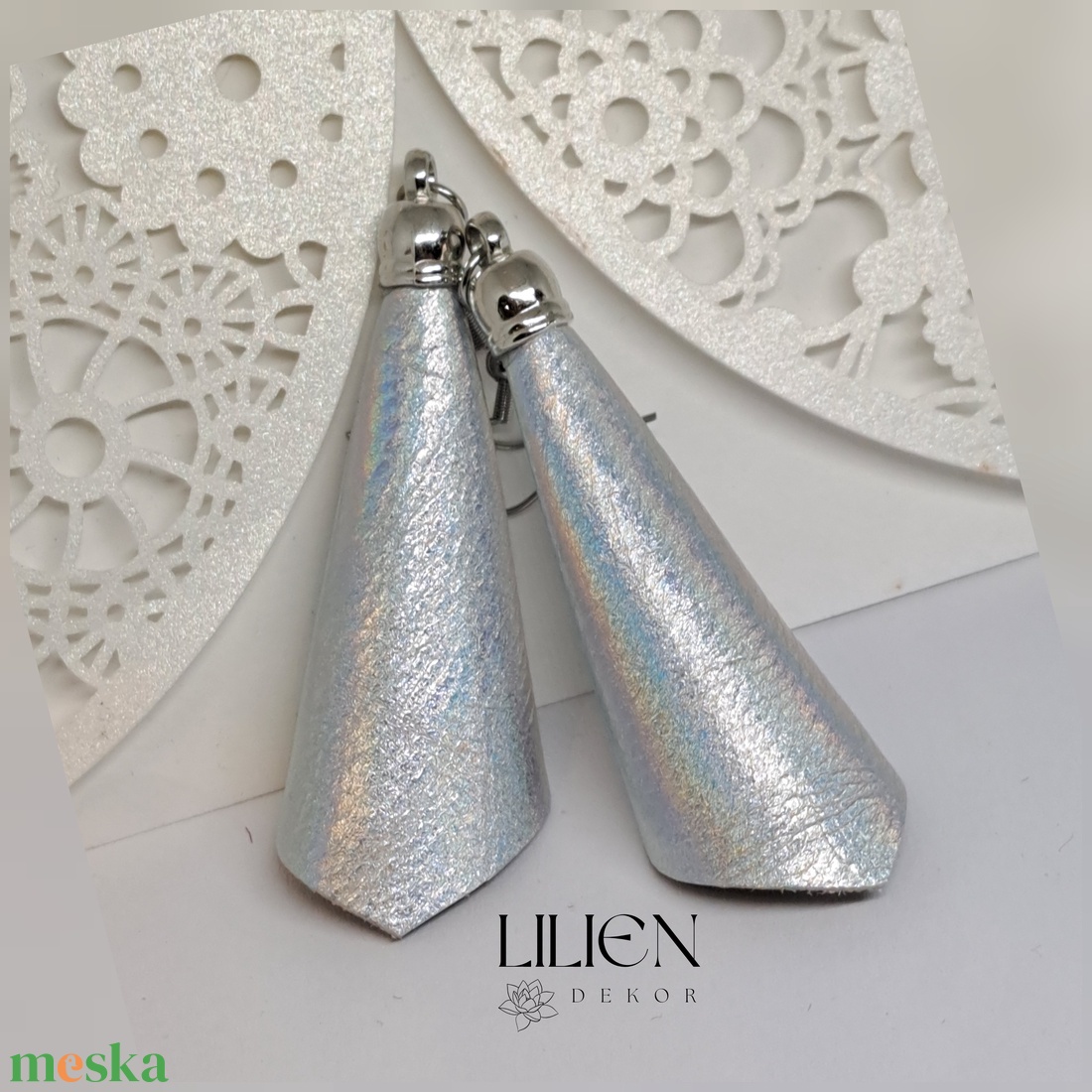 Irizáló bőr fülbevaló - ékszer - fülbevaló - lógó fülbevaló - Meska.hu