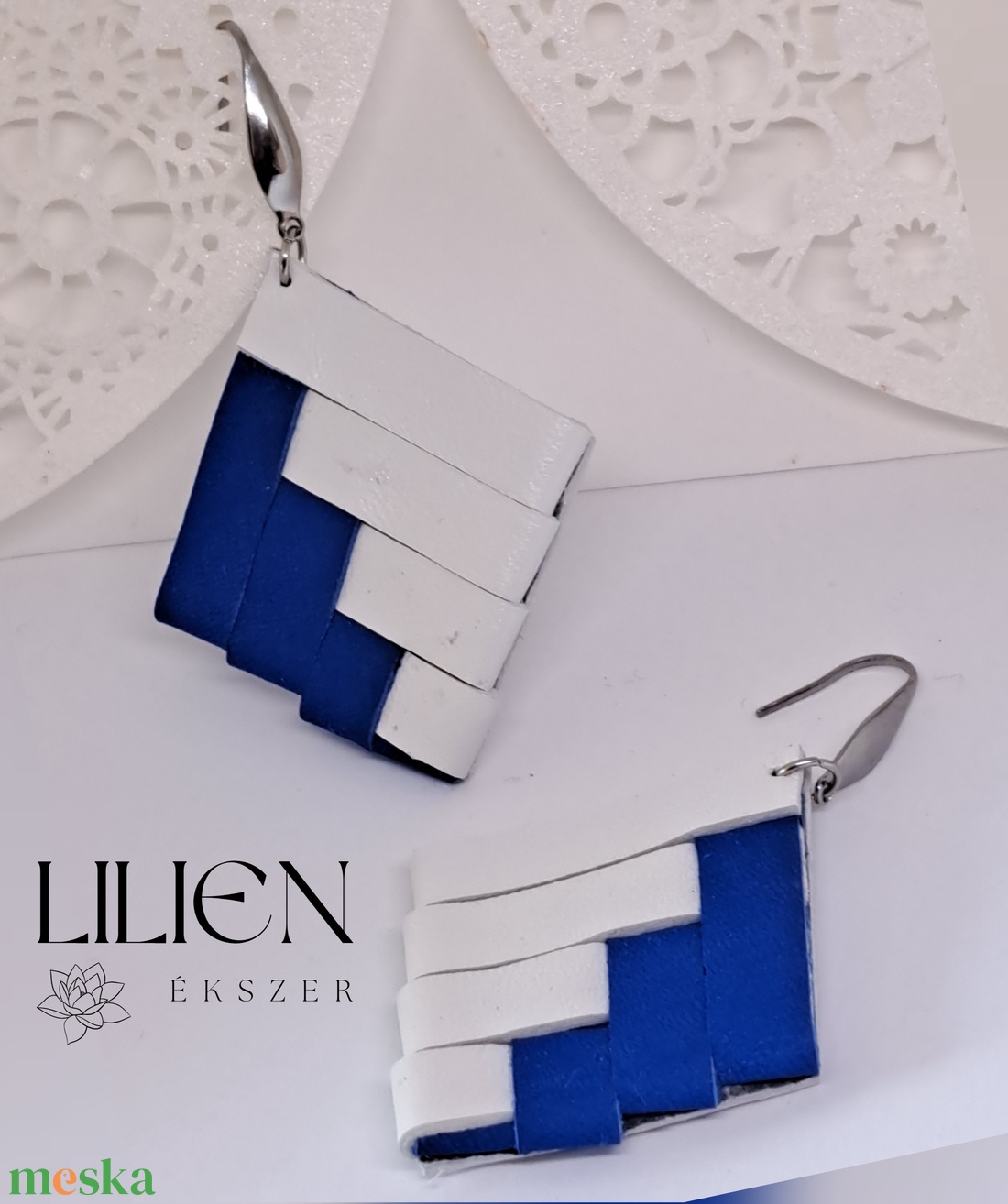 Kék-fehér mozaik bőr fülbevaló - ékszer - fülbevaló - lógó fülbevaló - Meska.hu
