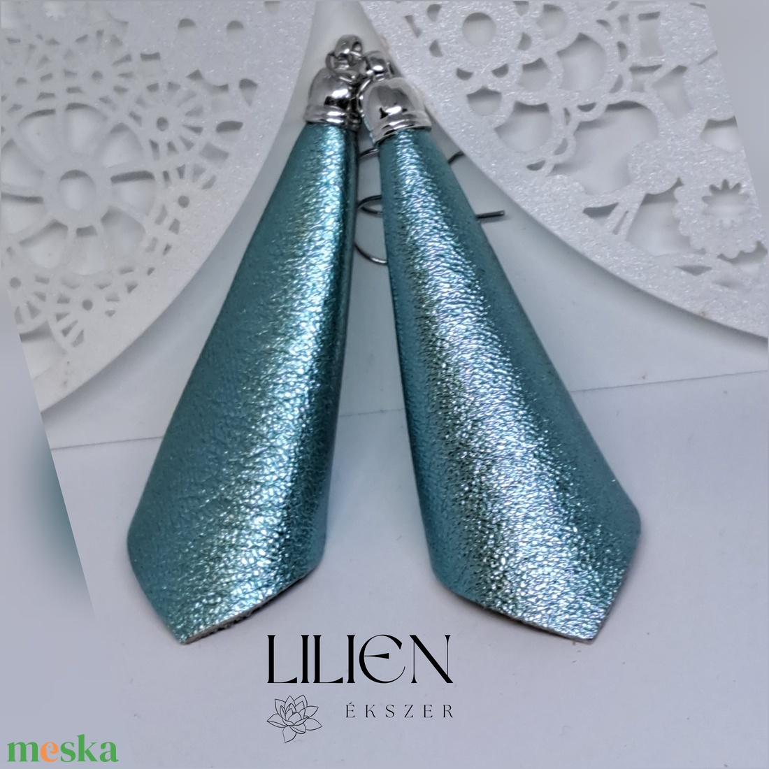 Fényes türkizzöld bőr fülbevaló  - ékszer - fülbevaló - lógó fülbevaló - Meska.hu