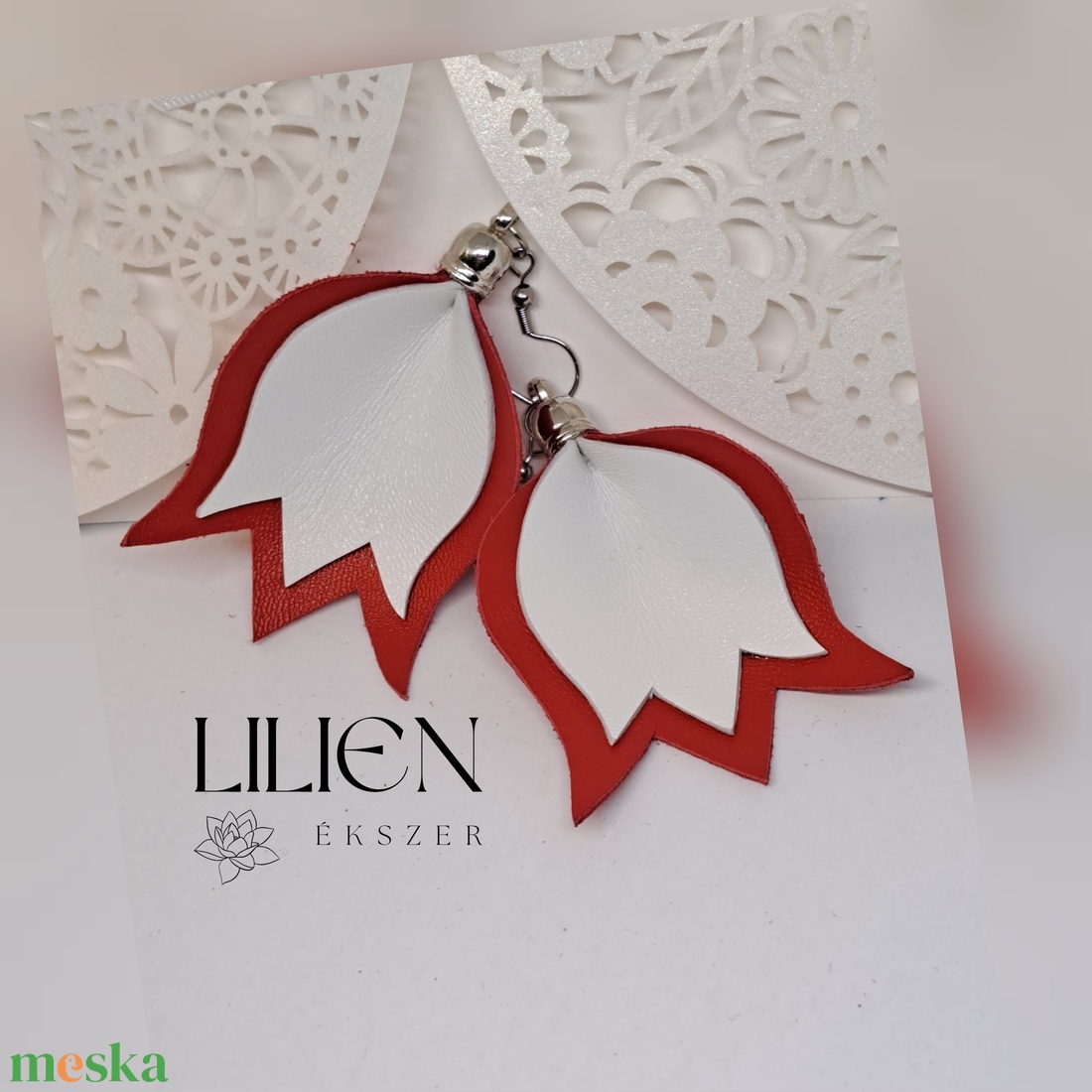 FEHÉR TULIPÁNKERT bőr fülbevaló  - ékszer - fülbevaló - lógó fülbevaló - Meska.hu