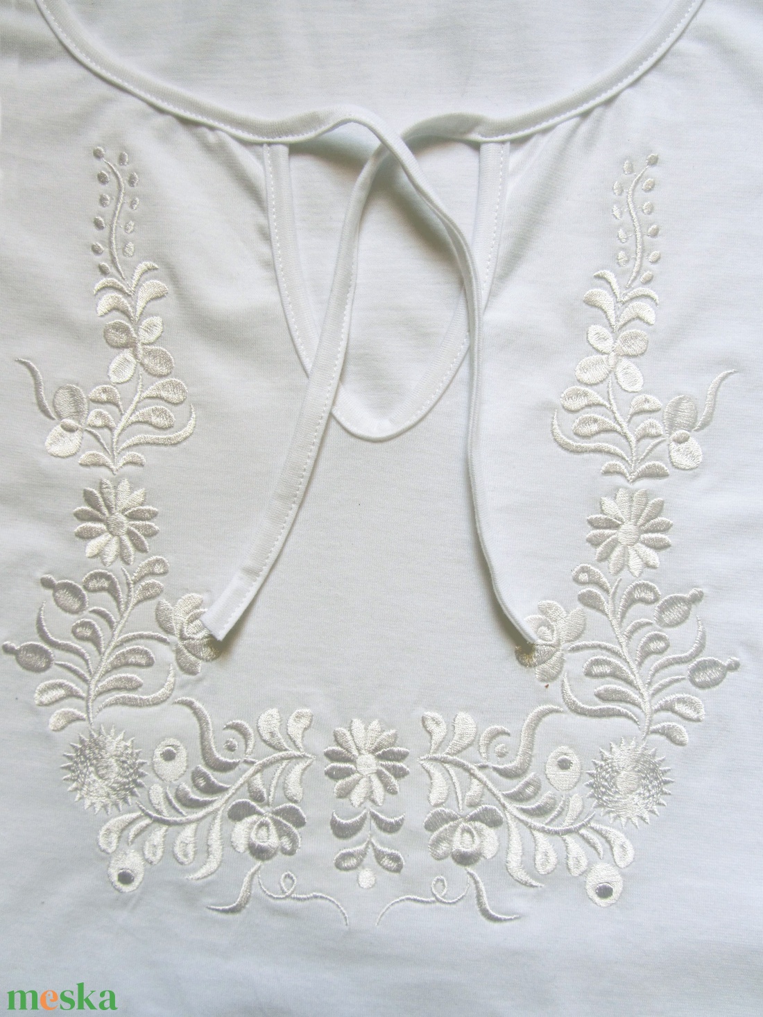 Fehérrel hímzett békési rövid ujjú-fehér - ruha & divat - női ruha - póló, felső - Meska.hu